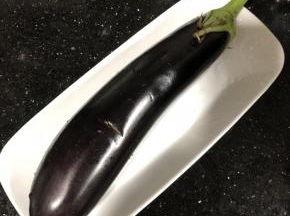 茄子洗净备用。