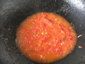 放入番茄，将番茄炒至软烂。