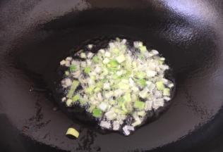 热锅凉油，放入葱花爆香。