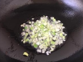 热锅凉油，放入葱花爆香。