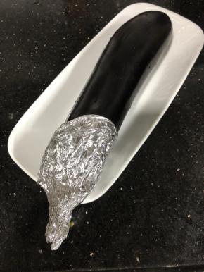 茄子的头部用锡纸包好。