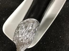 茄子的头部用锡纸包好。