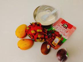 准备好食材，水果品种可以随意，我今天加了有，芒果，奇异果，百香果，红心火龙果