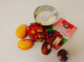 准备好食材，水果品种可以随意，我今天加了有，芒果，奇异果，百香果，红心火龙果