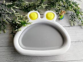 取出小白锅炒冰机，这种机子不用通电便携，只需提前放在冰箱冷冻里先冷上，开始炒时就取出来