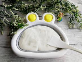 倒入酸奶，弄平