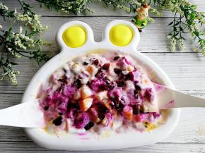 加点蔓越莓干，拌匀，喜欢酸奶与水果融为一体，盖上盖子坐等5~8分钟，