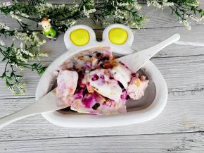 待酸奶凝固后用铲子铲起