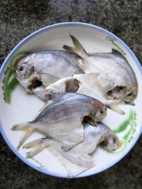 鲳鱼去除内脏清洗干净，用厨房纸擦干水分