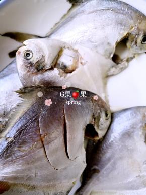 用刀在鱼身上划几道，便于烤肉料入味