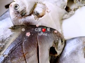 用刀在鱼身上划几道，便于烤肉料入味
