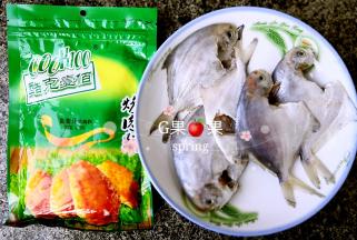 用料酒腌一下，再把准备好的烤肉料撒上