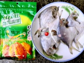用料酒腌一下，再把准备好的烤肉料撒上
