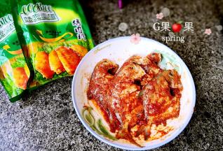 使每条鱼都均匀的抹上烤肉料，腌制20分钟