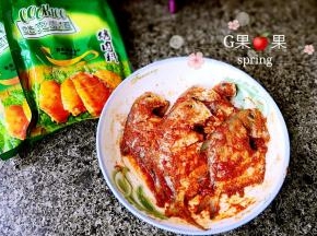 使每条鱼都均匀的抹上烤肉料，腌制20分钟