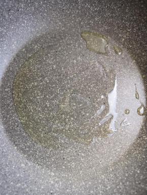 不粘锅里放少许油，烧热