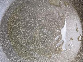 不粘锅里放少许油，烧热
