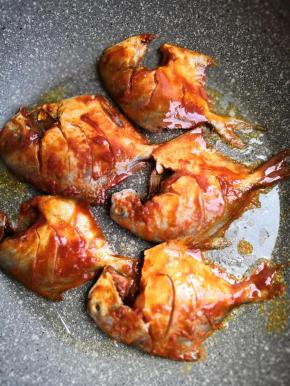 放入腌制好的鲳鱼，小火煎至金黄色翻面