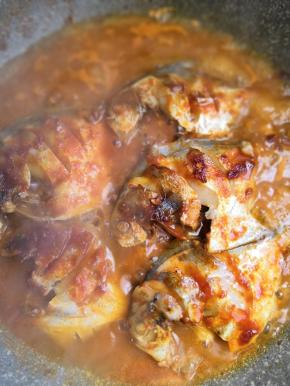 放入适量清水，炖八分钟，最后用玉米淀粉加清水勾芡