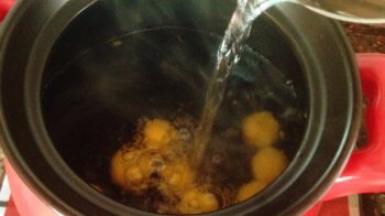 煮至汤圆浮起后改用小火，此时若还是用大火煮，汤圆会不断翻滚导致破裂，而且不断翻滚会导致受热不均匀，造成外熟内硬的不好吃。汤圆入锅后，水每开一次需要加入少量的水再煮开，如此反复三次后再一会儿即可捞出锅了。这样煮出来的汤圆质软不硬，香甜可口。