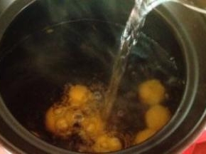 煮至汤圆浮起后改用小火，此时若还是用大火煮，汤圆会不断翻滚导致破裂，而且不断翻滚会导致受热不均匀，造成外熟内硬的不好吃。汤圆入锅后，水每开一次需要加入少量的水再煮开，如此反复三次后再一会儿即可捞出锅了。这样煮出来的汤圆质软不硬，香甜可口。