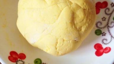 和好的南瓜面团，需要达到三光标准，即：手光，面光，盆光。不粘手为准。