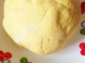 和好的南瓜面团，需要达到三光标准，即：手光，面光，盆光。不粘手为准。