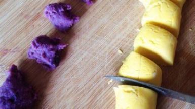 紫薯泥分出等大的剂子。南瓜面团搓成长条，切成等大的剂子。南瓜面团需要比紫薯馅心大一些。