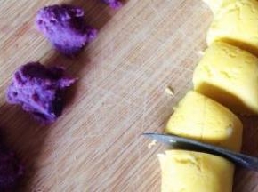 紫薯泥分出等大的剂子。南瓜面团搓成长条，切成等大的剂子。南瓜面团需要比紫薯馅心大一些。