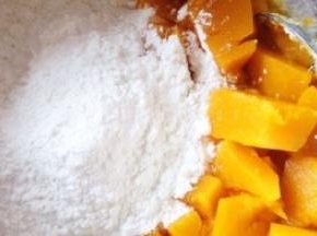 晾凉后的南瓜倒入糯米粉开始和面。蒸熟后的南瓜自带水分，所以无需加水。