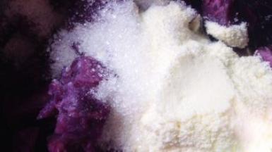 紫薯加入适量白糖和奶粉。