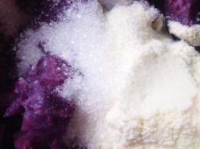 紫薯加入适量白糖和奶粉。