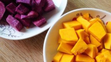 南瓜与紫薯分别去皮，切块，放蒸锅，上汽后蒸约15分钟即可。