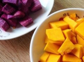 南瓜与紫薯分别去皮，切块，放蒸锅，上汽后蒸约15分钟即可。