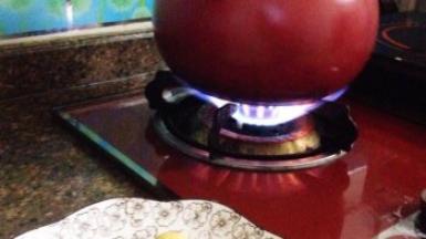 砂锅倒入清水，大火烧开。