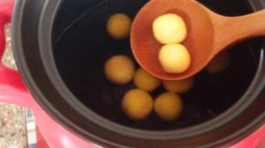 放入南瓜紫薯汤圆，用勺子轻轻的推开，让汤圆在锅中旋转几下，防止汤圆粘锅底。