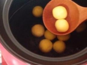 放入南瓜紫薯汤圆，用勺子轻轻的推开，让汤圆在锅中旋转几下，防止汤圆粘锅底。