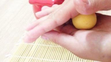 搓圆。（让汤圆在手心来回滚动，直至光滑细腻）