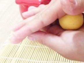 搓圆。（让汤圆在手心来回滚动，直至光滑细腻）