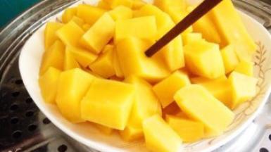 蒸熟后的南瓜和紫薯以筷子能轻松穿透为准。（我用的是双层蒸锅，南瓜、紫薯同时蒸熟）取出晾凉。