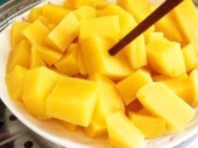 蒸熟后的南瓜和紫薯以筷子能轻松穿透为准。（我用的是双层蒸锅，南瓜、紫薯同时蒸熟）取出晾凉。