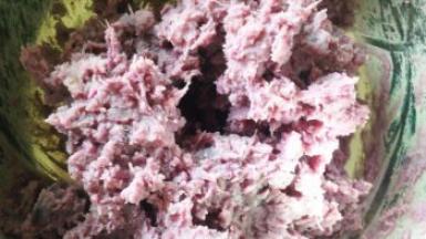 仔细抓匀（紫薯有纤维，要细细抓匀）