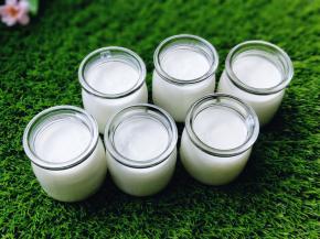 自制酸奶，我的面包机有酸奶发酵功能，把乳酸菌，细砂糖，牛奶放入酸奶发酵杯里，搅拌均匀，放入面包机启动酸奶发酵，8小时后浓稠的酸奶就出炉啦！装酸奶的瓶子一定要消毒后在用哈！放入冰箱冷藏室保存，尽快吃完。