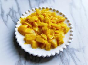 芒果去皮，去核切块。（这里说明一下，如果你不喜欢颗粒状的芒果，那么可以用料理机或者辅食机，把芒果打成芒果泥也可以哈。）