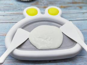 首先我们要把炒酸奶机器放入冰箱冷冻，-18度冷冻至少8小时以上才可以哈！所以可以将机器提前一天放入冰箱冷冻。
取出冷冻了8小时的炒酸奶机器，倒入自制酸奶。