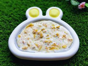 再次用铲子摊平，撒上一层彩色糖珠。（可以不撒）