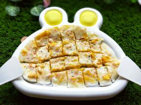 之后静止5分钟，这时已经成形了呦～用铲子切成小块，即可食用。