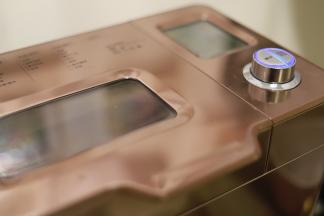 启动和面程序，时间设置为20分钟，启动面包机，当时间剩余8分钟时放入黄油