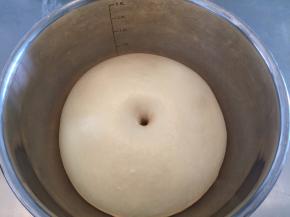 手插入面团，孔不塌陷不回缩，呈肚脐眼状