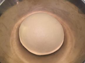 将面团整圆，放入盆内，盖上保鲜膜，室温26度进行二发，大概时间为40分钟左右